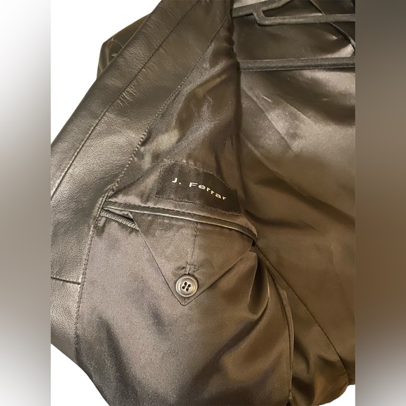 J. Ferrar~
Men’s Sleek Black 100% Leather Blazer Jacket
Size Medium
NEW - Picture 8 of 13